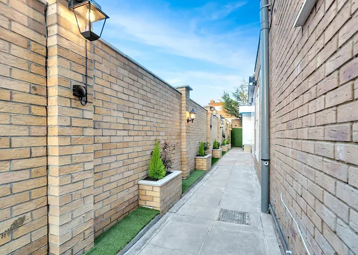 Leaf & Lounge - Free Parking , En-Suite, Near Wembley