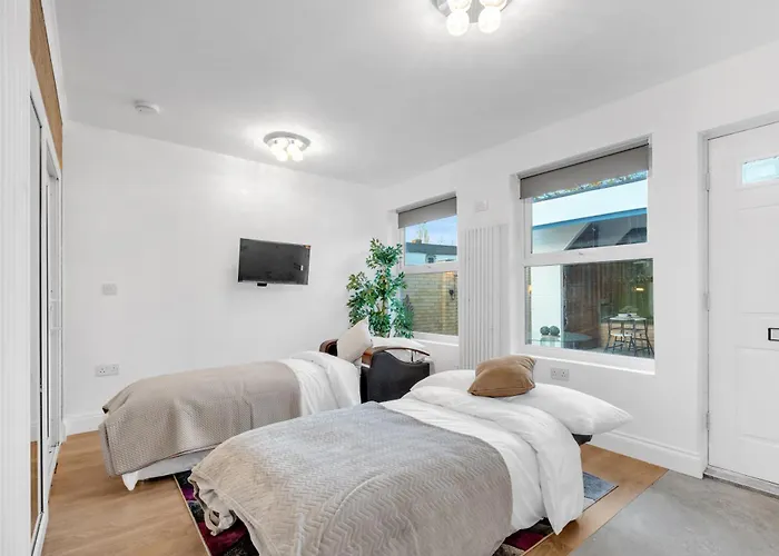 Leaf & Lounge - Free Parking , En-Suite, Near Wembley