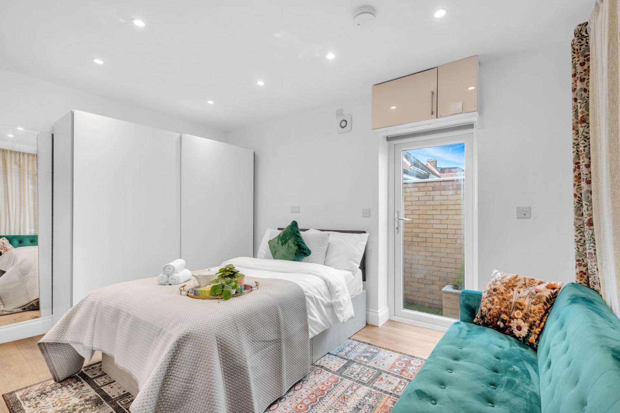 Leaf & Lounge - Free Parking , En-suite, Near Wembley Apartment *