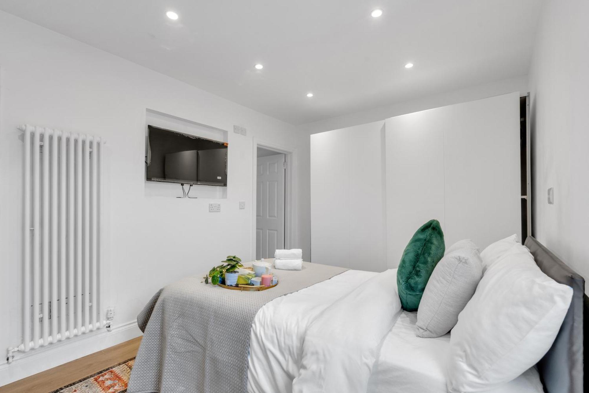 Leaf & Lounge - Free Parking , En-suite, Near Wembley *