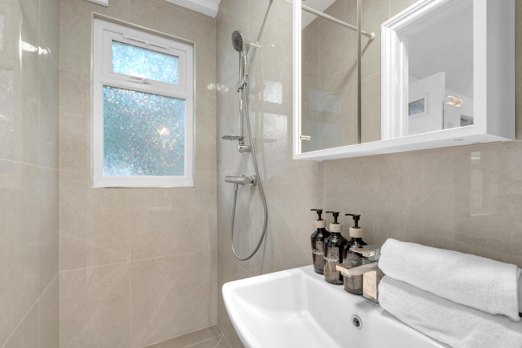 Leaf & Lounge - Free Parking , En-suite, Near Wembley Apartamento *