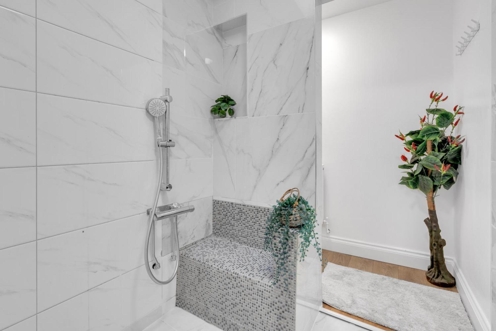 Leaf & Lounge - Free Parking , En-suite, Near Wembley Perivale